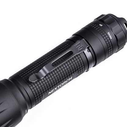 NEXTORCH TA30C MAX SET – Bestaande uit de TA30C MAX tactische LED-zaklamp, het FR-2 geleide hulpmiddel bij weinig licht en de V55L-inzetholster